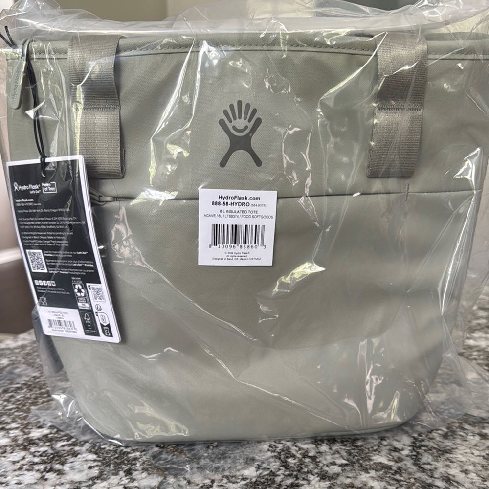 Hydro Flask Agave color 8L Lunch Tote Bag. BNWT 8L Insulate Tote